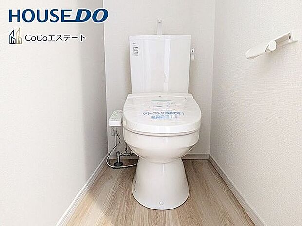 □■トイレ■□温水洗浄便座付きトイレ♪冬場や冷え込む時期にもお尻を温かく快適に保ちます。また、汚れにくく掃除しやすい設備です。