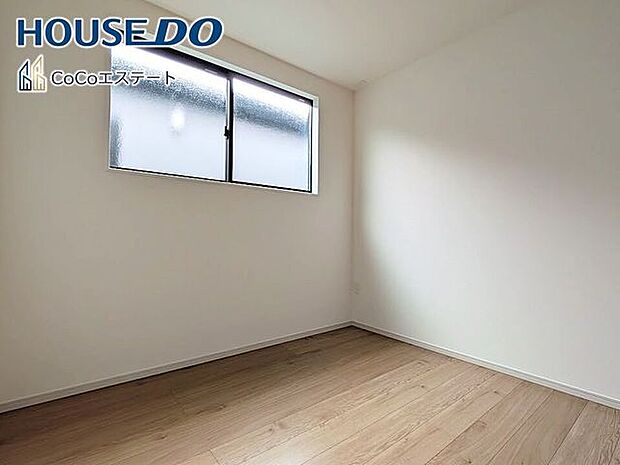 □■洋室■□4.5帖の洋室です♪お子様のお部屋や趣味のお部屋などとして使えるナチュラルなデザインです。自分好みの空間に仕上げるワクワク感も◎
