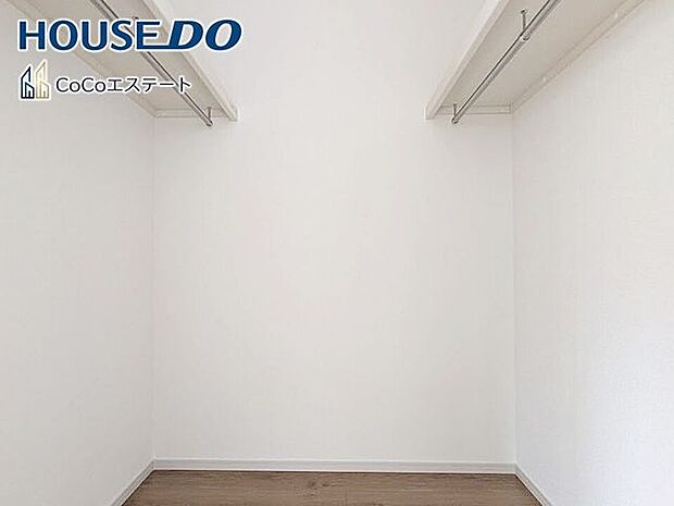 □■収納■□ウォークインクローゼット♪普段使いのお洋服や小物はもちろん、シーズンオフのものまでしっかり収納できる頼もしいスペースです。
