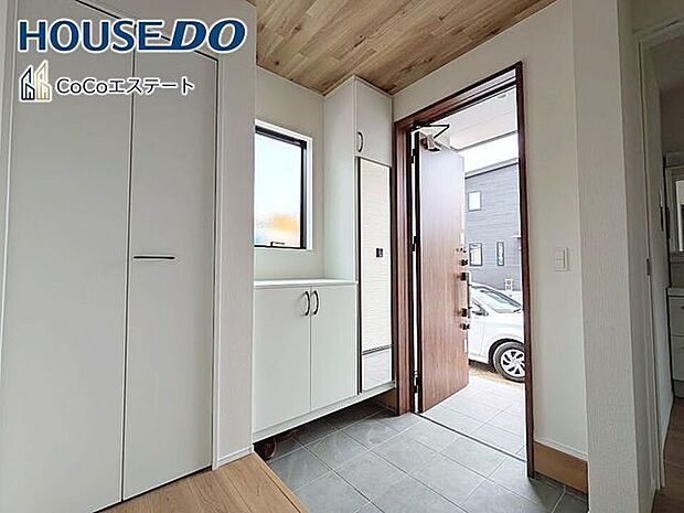 □■玄関■□いつでもスッキリとした玄関でお出迎え♪散らかりがちな玄関がスッキリ片付く収納力の高い玄関収納が備え付けられてます。