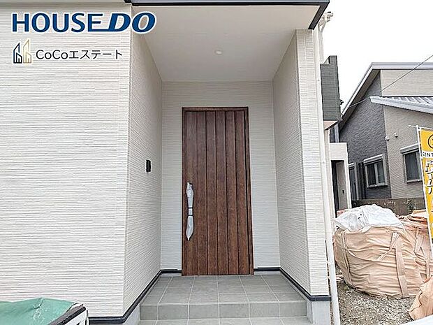 □■玄関■□雨除けに便利な屋根付き!