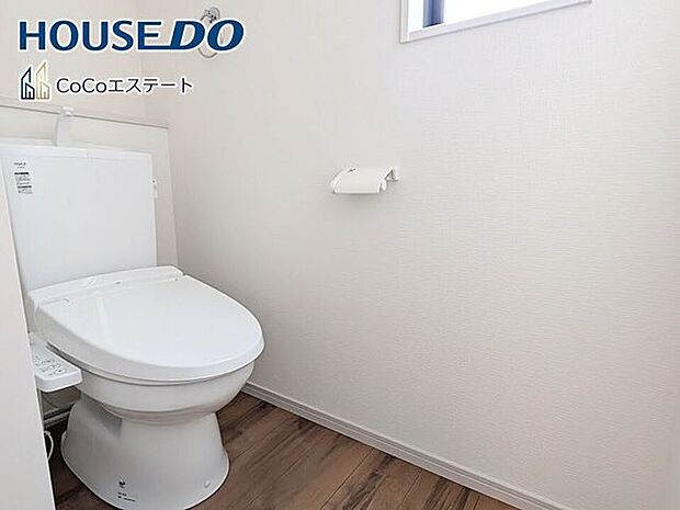 □■トイレ■□温水洗浄便座付きトイレ♪冬場や冷え込む時期にもお尻を温かく快適に保ちます。また、汚れにくく掃除しやすい設備です。