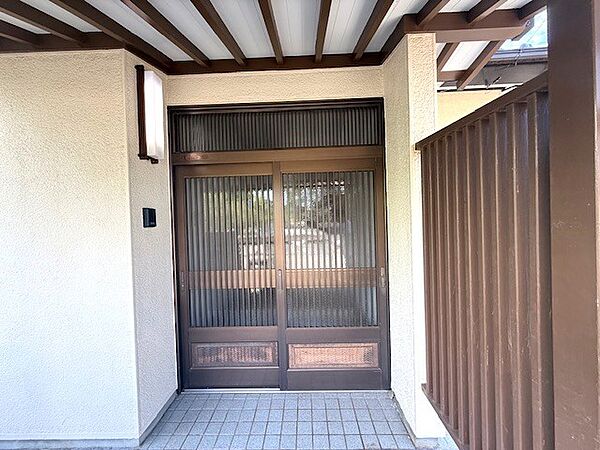 【玄関】雨の日も安心の屋根付き玄関♪