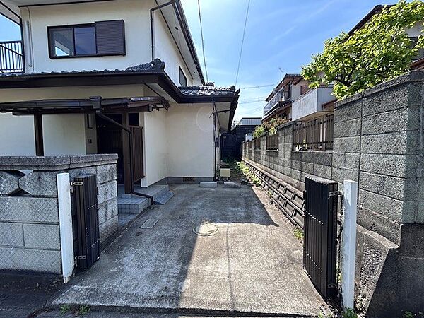 ◆駐車場｜庭側にも駐車スペースあり！敷地全体で2台の車が停められます♪