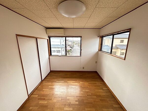 【2F洋室】日当たりのよい2面採光のお部屋です♪※リフォーム前写真※2026年3月撮影