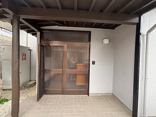 【玄関】ゆとりある大屋根付きの玄関ポーチ！和の風情漂う佇まい♪※リフォーム後の写真です