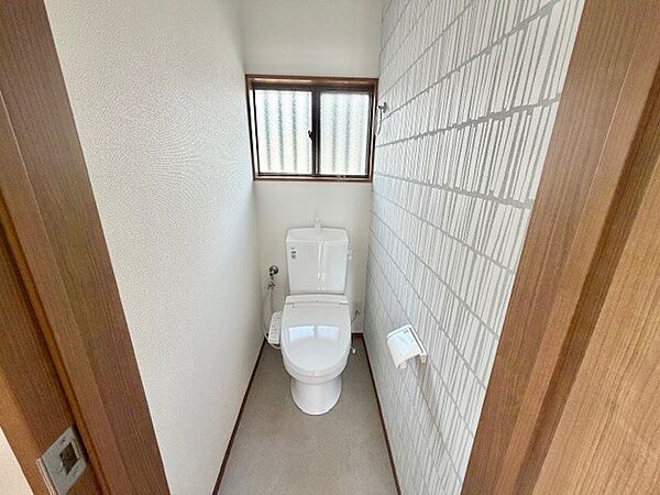 【1Fトイレ】窓付きで換気しやすく、明るいトイレも新品に交換済み♪※リフォーム後の写真です