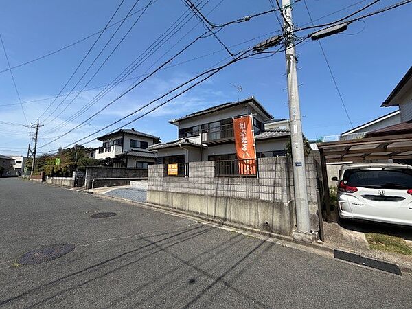 【外観】前面道路6m以上あるので、駐車が苦手な方でも安心です♪※リフォーム後の写真です