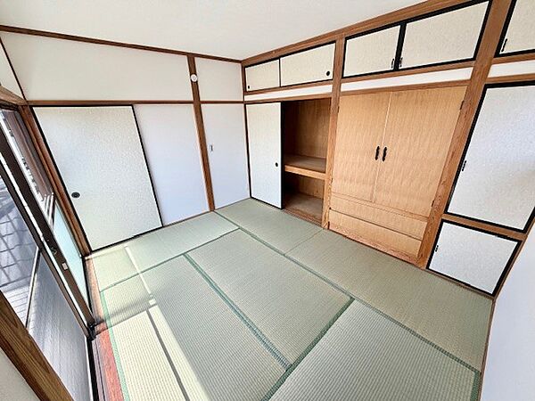 【2階和室】バルコニーと繋がる6帖の和室は収納・日当たり良好♪※リフォーム後の写真です