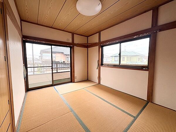 ◆2階和室6帖｜バルコニーに面した和室で、窓を開けて風を感じながらごろ寝を楽しめそう♪