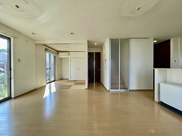【リビング】寛ぎの和室と開放的なフローリング。用途に合わせ自由に使える間取り
