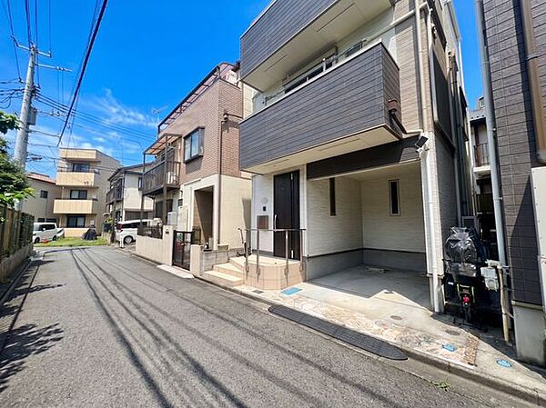 前面道路含む外観
