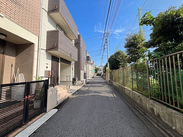 前面道路含む外観