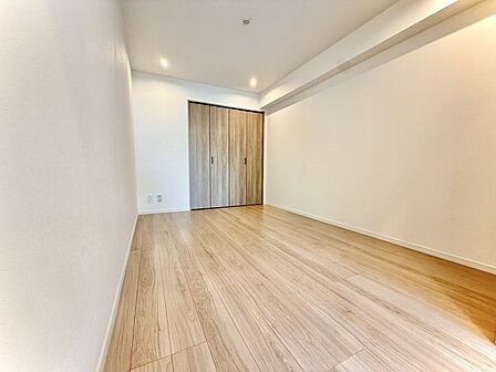 フルリフォーム済みの居室です。木目調の建具とフローリングで統一され、明るく清潔感のある空間に仕上がっています。収納も充実し使い勝手良好な一室です。