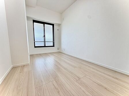 こちらも洋室の一室です。窓からの採光が良く、シンプルで使いやすい空間です。家具の配置もしやすい形状のお部屋となっており、使い勝手も良好です。