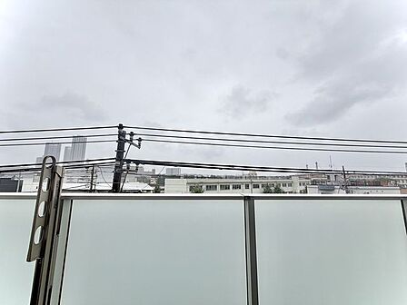 バルコニーからの眺望です。抜け感のある心地よい景色が広がり、日々の暮らしに開放感をたっぷりプラスしてくれます。