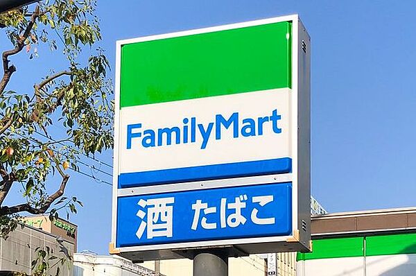 ファミリーマート鶴見荒立店 徒歩13分。 1000m