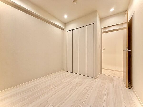 収納クローゼットを備え、収納力のある居室です。季節用品や衣類をまとめて収納できる使いやすい造りです。