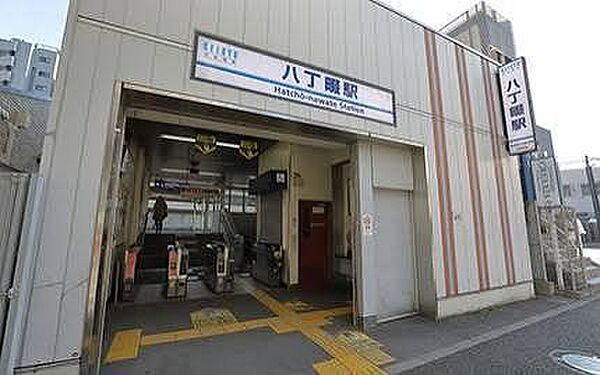 八丁畷駅(京急 本線) 徒歩15分。駅まで近く、毎日の通勤・通学にも便利です。駅周辺には商業施設も揃っており、お買い物や外食など日々の暮らしにも便利な住環境です。 1160m