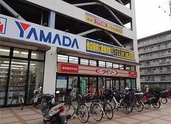 ヤマダデンキテックランド鶴見店 徒歩14分。家電製品やデジタル機器を幅広く取り扱う店舗が身近にあり、買い替えや新生活の準備にも便利。暮らしに欠かせないお買い物を快適にサポートしてくれます。 1100m