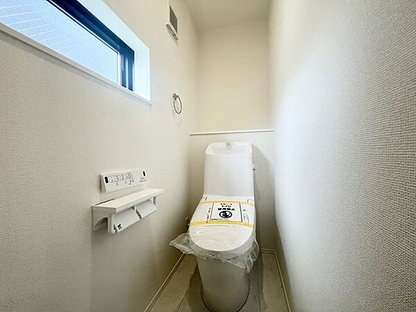 トイレ温水洗浄便座を完備したトイレです。すっきりとした空間で、清潔感のある水まわりとなっています。