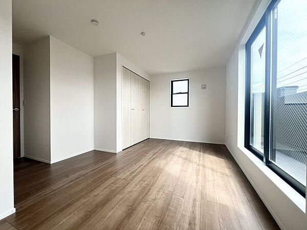 洋室明るい2面採光の洋室です。開放感のある窓配置で、日中は照明なしでも十分な明るさを確保できます