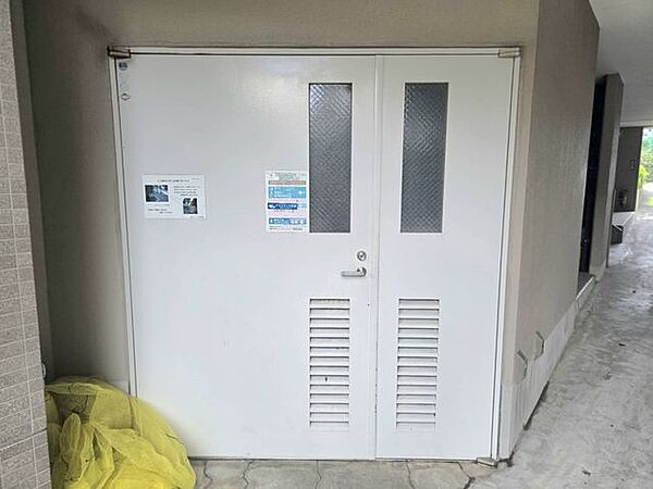 建物内に設置された共用設備で、日々の暮らしを快適にサポート。共用部分もきれいに整えられており、住まい全体の管理が行き届いている印象です。毎日の生活を支える設備が身近に整えられています。