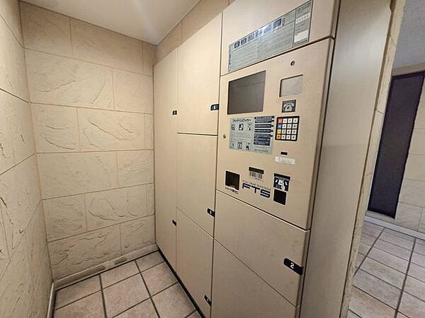 不在時でも荷物を受け取れる宅配ボックスを設置。ネットショッピングを利用する機会が多い方にも嬉しい設備で、在宅時間を気にせず荷物を受け取りやすく便利です。