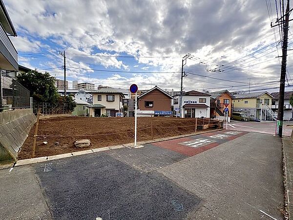 小田急線の百合丘駅から徒歩7分の好立地にある物件です！公共施設も近くにあるのでとても便利！楽しく充実した毎日が過ごせそう♪