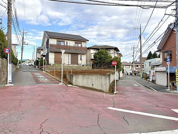 角地のため開放感があります！どのお部屋も日当たり良好で、風通しもよさそうです。環境に恵まれた住宅で、快適な毎日をお過ごしください。
