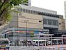 周辺：シークレインまで徒歩8分。鶴見駅に近いショッピング施設で、通勤・通学の行き帰りにも立ち寄りやすい距離です。日々のお買い物の選択肢が広がります。 600m
