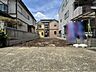 その他：両隣を住宅に囲まれた立地です。道路から区画全体を見渡せ、敷地の形状もわかりやすい一枚です。