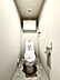 トイレ：トイレトイレは温水洗浄便座付きに新規交換済みです。清潔感のあるコンパクトな空間に仕上がっており、日々のお手入れもしやすい設計になっています。