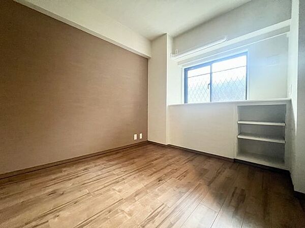 居室　収納棚付きの居室。ご夫婦の寝室やお子様の部屋としておすすめです。