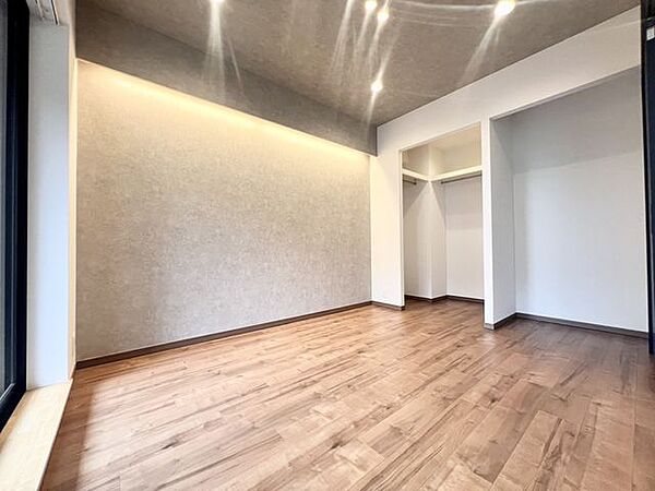 室内　クロス・フローリングを一新した洋室。お子様の個室にも使いやすい広さです。