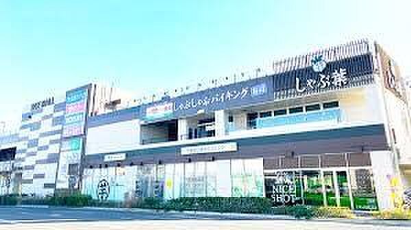 ライズモール鷺沼 徒歩7分。飲食店や食品売場が揃う商業施設。お買い物に便利です。 530m