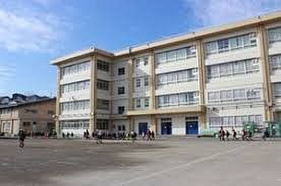 川崎市立鷺沼小学校 徒歩3分。子供の通学に安心です。 190m