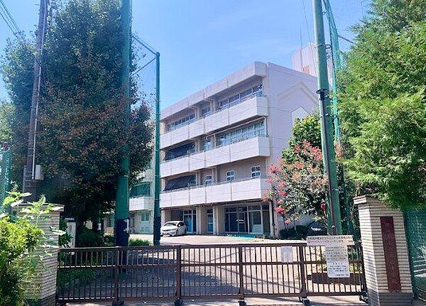 横浜市立六角橋中学校まで徒歩12分。お子様の成長に合わせた進学先も 940m
