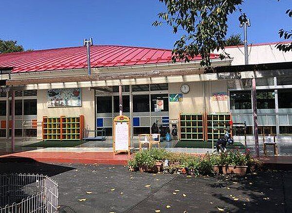 神大寺幼稚園まで徒歩3分。共働き家庭にもお子様の送迎に優しい距離です。 180m