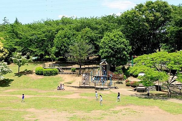 岸根公園駅(横浜市営地下鉄 ブルーライン) 徒歩18分。緑豊かな岸根公園に隣接する駅で、休日のお散歩コースとしても利用できます。 1410m