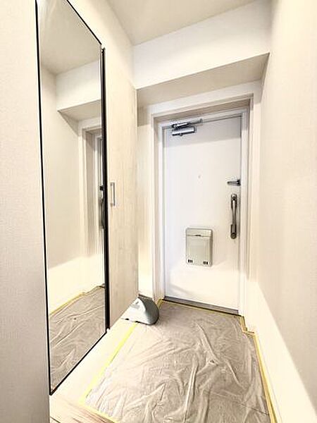 スタイリッシュなデザインが印象的な玄関アプローチ。住まいの第一印象を彩る上質な空間で、ご家族や来訪者を気持ちよく迎えてくれます。洗練された雰囲気も魅力です。