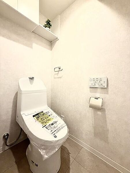 温水洗浄便座付きトイレは、季節を問わず心地よい使い心地で、毎日をより衛生的で快適にサポートしてくれます。お手入れもしやすく、清潔感のある空間を保てるのも魅力です