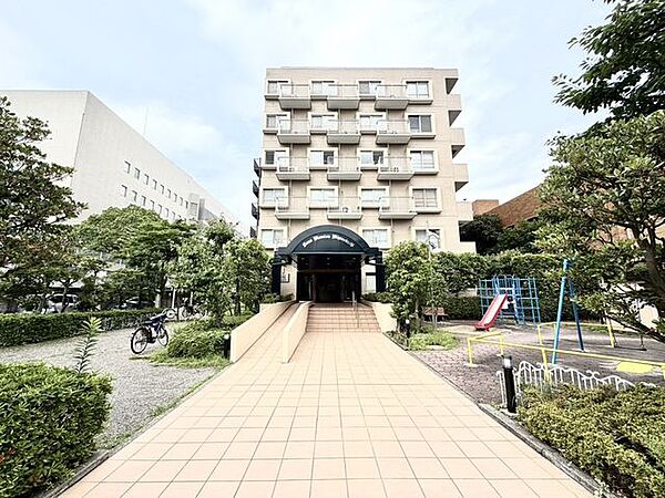 敷地内にはゆとりあるアプローチが設けられ、開放感のある住まいです。共用部もきれいに管理されており、住まう方を気持ちよく迎えてくれる住環境が魅力のマンションです。