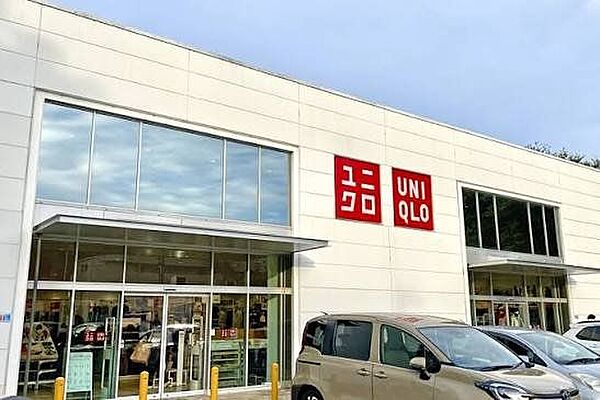 ユニクロ川崎市民プラザ通り店 幅広い世代に人気の衣料品店です。普段使いの衣類から季節用品まで豊富に取り揃えられており、家族みんなの買い物に便利な環境が整っています。 890m