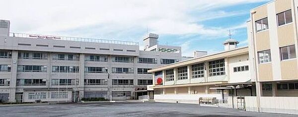 川崎市立末長小学校 通学しやすい距離にある小学校です。毎日の通学負担を抑えやすく、お子さまのいるご家庭にも暮らしやすい住環境が整っています。 390m