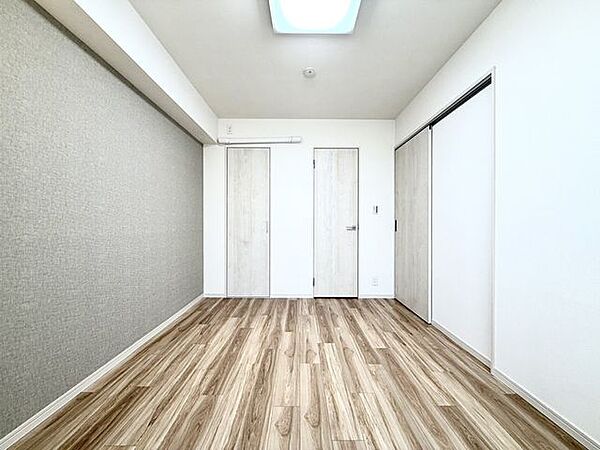 在宅ワークや趣味の部屋としても使いやすい洋室。落ち着いた雰囲気の空間で、周囲を気にせず集中できる環境が整っています。ライフスタイルに合わせて柔軟に使える一室です。