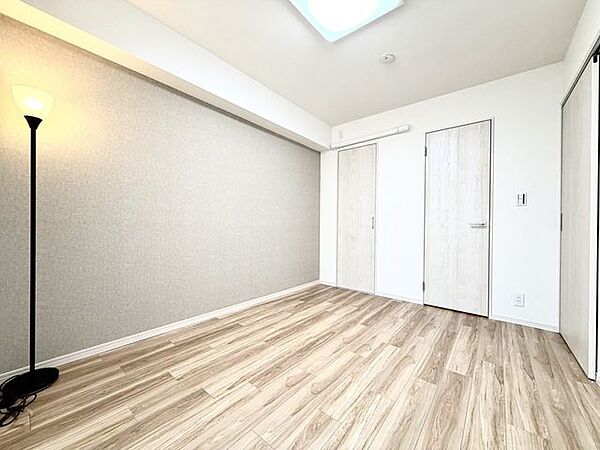 木目調の建具が温かみを演出する居室です。リビングとのつながりを感じられる間取りで、寝室はもちろん書斎やワークスペースなどライフスタイルに合わせて活用できます。