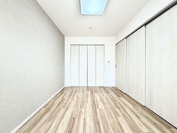 ベッドを配置してもゆとりある広さを確保できる寝室です。落ち着いた空間で、毎日の疲れをしっかり癒せる心地よい住空間。家具の配置もしやすく、自分らしく快適に過ごせるお部屋です。