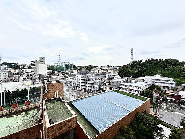 住戸からは開放感のある眺望が広がり、空の広さを身近に感じられます。周囲の建物との距離も確保されており、日中は心地よい陽光が差し込む、明るく快適な住空間を演出してくれます。