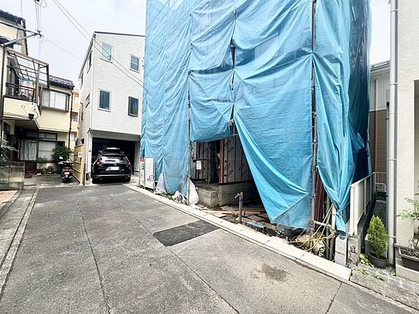 前面道路含む外観
